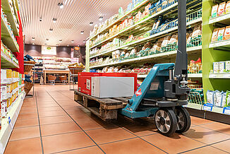 A pallet truck stands on the floor of the Alnatura store in Frankfurt, which has been decoupled with REGUPOL sound. 