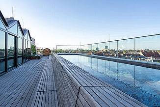 Exclusive roof terrace with a pool and panoramic views – modern architecture featuring impact sound insulation for a high level of comfort in terms of walking noise and soundproofing.